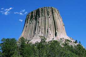 �edi�ov� sloupy Devils Tower