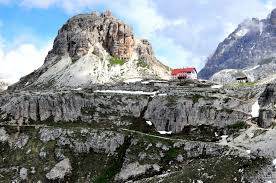 Horsk� chata Rifugio Antonio Locatelli stoj� pod vrcholem hory Monte Paterno