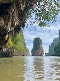 Skaln� v�e v z�toce Phang Nga